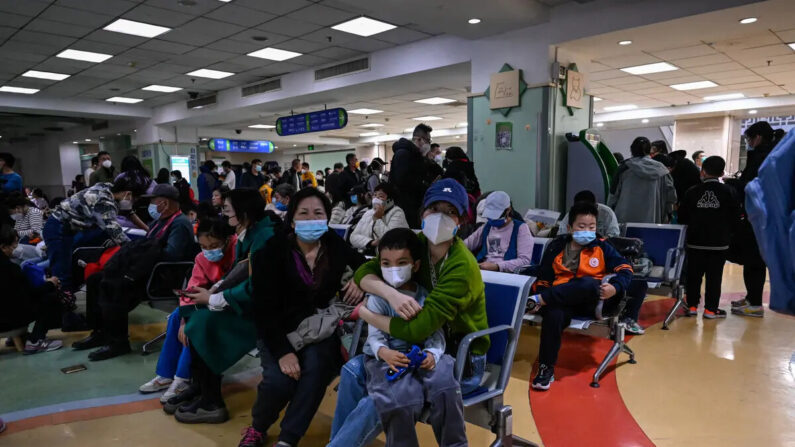 Crianças e seus pais esperam em um ambulatório de um hospital infantil em Pequim, em 23 de novembro de 2023 (Jade Gao/AFP via Getty Images)
