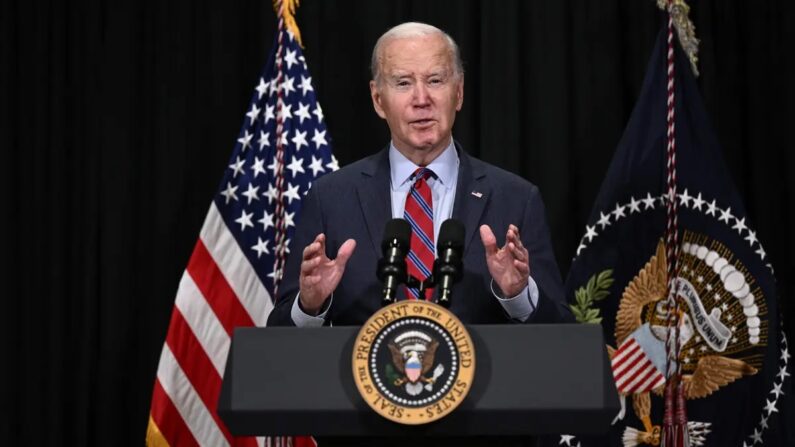 O presidente Joe Biden fala sobre a libertação de reféns de Gaza, em Nantucket, Massachusetts, em 24 de novembro de 2023. (Brendan Smialowski/AFP via Getty Images)
