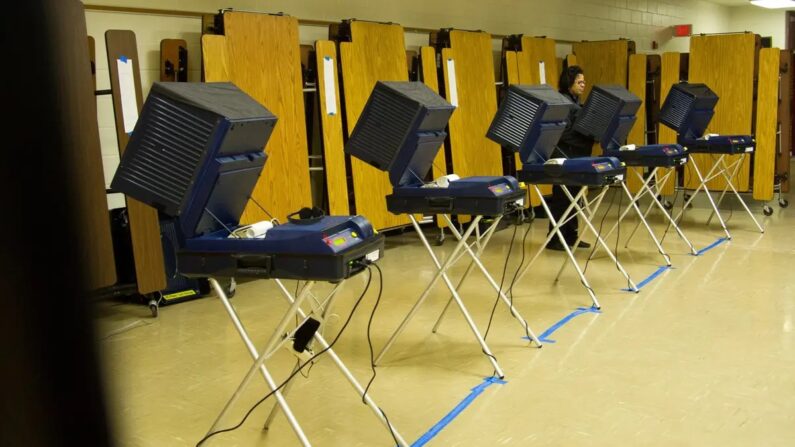 Os eleitores votaram em Manassas, Virgínia, em uma imagem de arquivo. (Karen Bleier/AFP via Getty Images)
