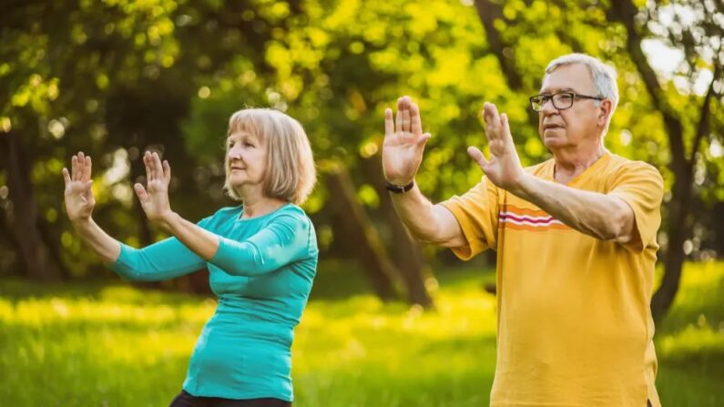 Resultados de estudos recentes mostram que praticar tai chi ajuda a retardar a progressão dos sintomas da doença de Parkinson. (Mladen Mitrinovic/Shutterstock)