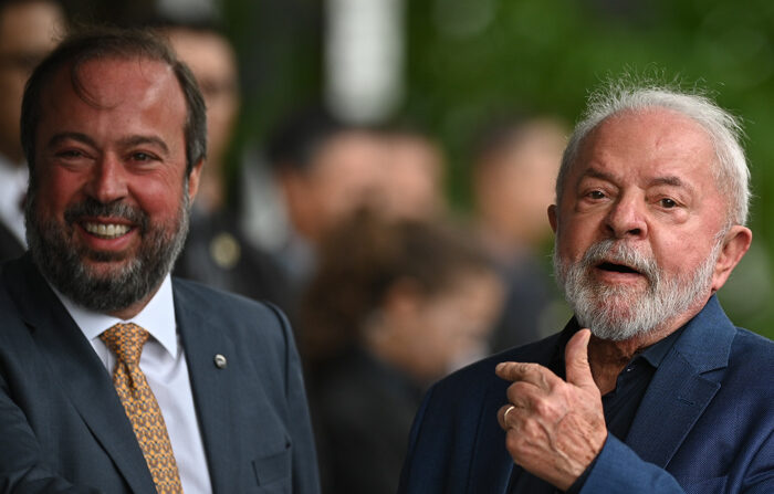 O presidente do Brasil, Luiz Inácio Lula da Silva, e o ministro de Minas e Energia do Brasil, Alexandre Silveira (e), em fotografia de arquivo (EFE/André Borges)