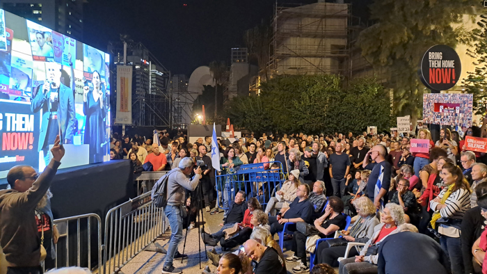 Participantes numa manifestação em Telavive para exigir a libertação dos raptados pelo Hamas, numa fotografia tirada em 25 de novembro de 2023. (EFE/Jorge Fuentelsaz Franganillo)