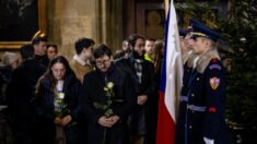 República Tcheca vive luto nacional por mortes em ataque a tiros em universidade