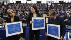 Manifestantes iranianas recebem prêmio Sakharov por Mahsa Amini no Parlamento Europeu