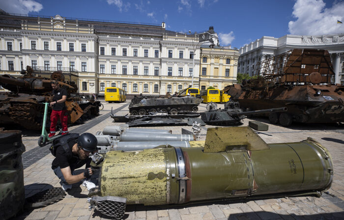 Foto de arquivo de uma exposição em Kiev de armas e tanques russos destruídos (EFE/ Orlando Barría)