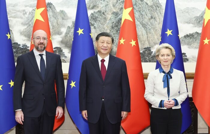 O líder do Partido Comunista Chinês, Xi Jinping (Centro), a presidente da Comissão Europeia, Ursula von der Leyen (Direita), e o presidente do Conselho Europeu, Charles Michel (Esquerda) (EFE/EPA/XINHUA / Huang Jingwen CHINA OUT / REINO UNIDO E IRLANDA OUT)