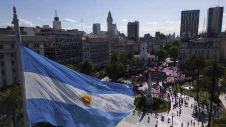 Milei lança plano para reconstruir economia e tornar Argentina “potência mundial”
