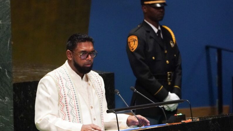 O presidente da Guiana, Mohamed Irfaan Ali, discursa na 78ª Assembleia Geral das Nações Unidas na sede da ONU na cidade de Nova York em 20 de setembro de 2023 (Foto de BRYAN R. SMITH/AFP via Getty Images)