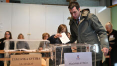 Oposição exige a repetição das eleições municipais em Belgrado após denunciar manipulações