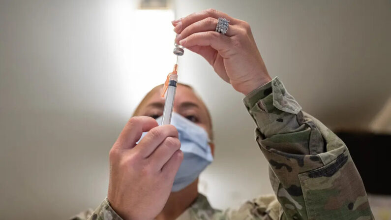 Um militar prepara a vacina contra a COVID-19 em Fort Knox, Kentucky, em 9 de setembro de 2021 (Jon Cherry/Getty Images)
