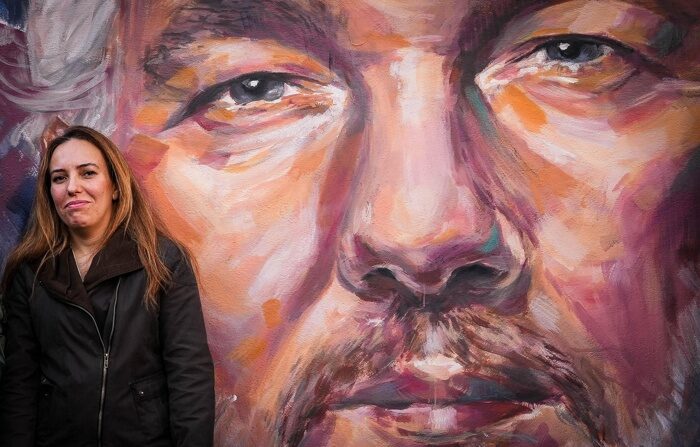 Stella Moris, esposa do jornalista australiano e fundador do WikiLeaks, Julian Assange, em frente a um mural com o rosto de seu marido (EFE/EPA/CESARE ABBATE).