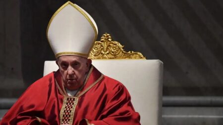 Católicos divididos sobre o declaração do Papa para abençoar casais do mesmo sexo