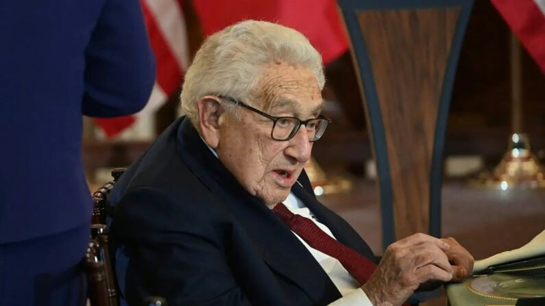 O ex-secretário de Estado dos EUA Henry Kissinger participa de um almoço no Departamento de Estado em Washington em 1º de dezembro de 2022. (Roberto Schmidt/AFP via Getty Images)