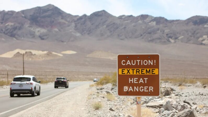 Um sinal de alerta de calor é mostrado ao longo da rodovia 190 dos EUA durante uma onda de calor no Parque Nacional do Vale da Morte, no Vale da Morte, Califórnia, em 16 de julho de 2023. (Ronda Churchill/AFP via Getty Images)
