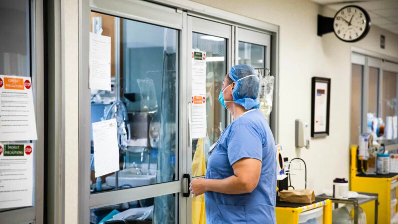 Um profissional de saúde se prepara para entrar no quarto de um paciente em uma foto de arquivo (Megan Jelinger/AFP via Getty Images)
