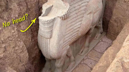 Estátua de um guardião assírio sem cabeça de 2.700 anos encontrada no Iraque 