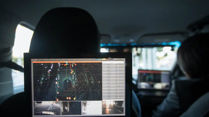 Dados de LiDAR, radar, câmeras e unidades de GPS são vistos dentro de um carro equipado com o desenvolvimento do sistema de autonomia PolySync para criar e implantar veículos sem motorista, sendo demonstrado durante a feira automotiva de quatro dias AutoMobility LA no Centro de Convenções de Los Angeles, em Los Angeles em 17 de novembro de 2016 (David McNew/Getty Images)
