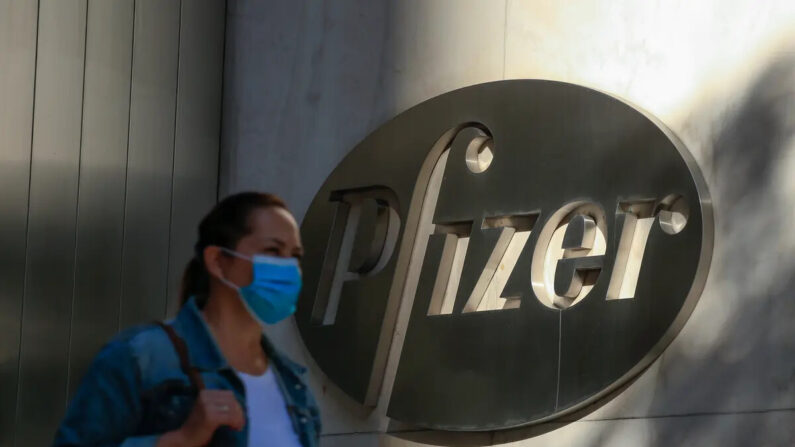 Uma mulher passa pela sede da Pfizer em Nova Iorque em uma imagem de arquivo (Kena Betancur/AFP via Getty Images)
