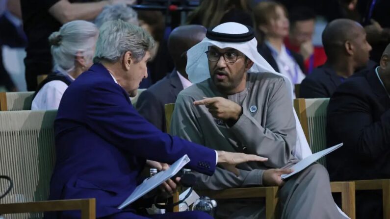 John Kerry (E), enviado presidencial especial dos EUA para o clima, e Sultão Ahmed Al Jaber, presidente da Conferência Climática COP28 da UNFCCC, conversam durante o segundo dia do segmento de alto nível da Conferência Climática COP28 da UNFCCC em Dubai, Estados Unidos Emirados Árabes Unidos, em 2 de dezembro de 2023. (Sean Gallup/Getty Images)