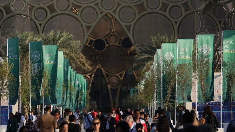 Os participantes caminham sob faixas no sexto dia da Conferência Climática COP28 da UNFCCC na Expo City Dubai, em Dubai, Emirados Árabes Unidos, em 5 de dezembro de 2023. (Sean Gallup/Getty Images)