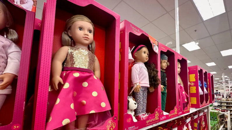 Brinquedos enchem as prateleiras de uma loja em Costa Mesa, Califórnia, em 7 de dezembro de 2023 (John Fredricks/The Epoch Times)