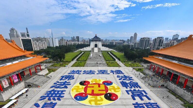 Cerca de 5.200 praticantes do Falun Gong participam de uma formação de caráter na Praça da Liberdade, em Taiwan, em 9 de dezembro de 2023. (Sung Pi-lung/The Epoch Times)
