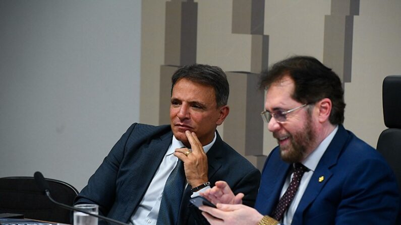 Relatório do senador Marcio Bittar, à esquerda, será entregue a CPI das ONGs, presidida pelo senador Plínio Valério, à direita
(Marcos Oliveira/Agência Senado)