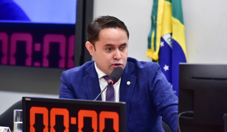 Deputado Gabriel Mota (Republicanos-RR) recomendou a aprovação da proposta
(Zeca Ribeiro / Câmara dos Deputados Fonte: Agência Câmara de Notícias)
