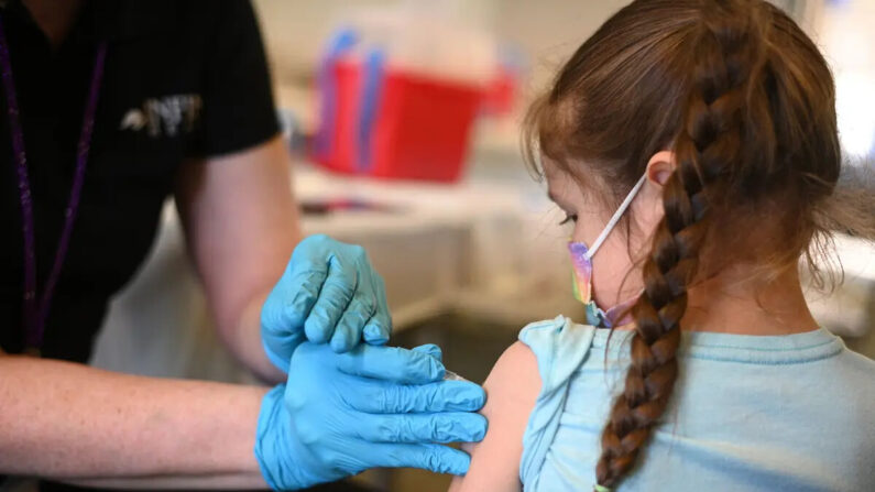 Uma enfermeira administra uma dose da vacina contra a COVID-19 a uma menina em uma clínica em Los Angeles em 19 de janeiro de 2022 (Robyn Beck/AFP via Getty Images)

