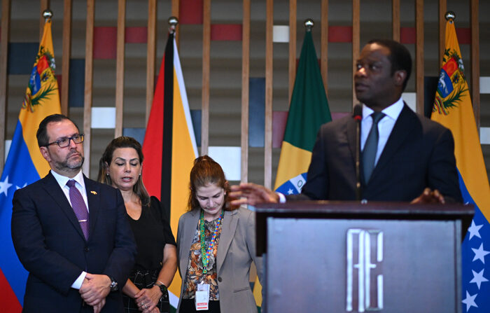 O ministro das Relações Exteriores da Guiana, Hugh Todd (à direita), e o ministro das Relações Exteriores da Venezuela, Yván Gil (à esquerda), dão uma entrevista coletiva hoje no Palácio do Itamaraty, em Brasília (Brasil) (EFE/ Andre Borges)