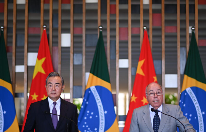 O ministro das Relações Exteriores do Brasil, Mauro Vieira (à direita), e seu colega chinês, Wang Yi, dão uma entrevista coletiva após uma reunião hoje no Palácio do Itamaraty, em Brasília (EFE/ Andre Borges)