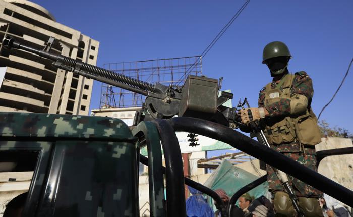 Um soldado Houthi patrulha em um veículo com uma metralhadora durante um protesto após ataques aéreos contra os terroristas no Iêmen pelos Estados Unidos e pelo Reino Unido, em Sana'a, em 12 de janeiro de 2024. (EFE/EPA/YAHYA ARHAB)
