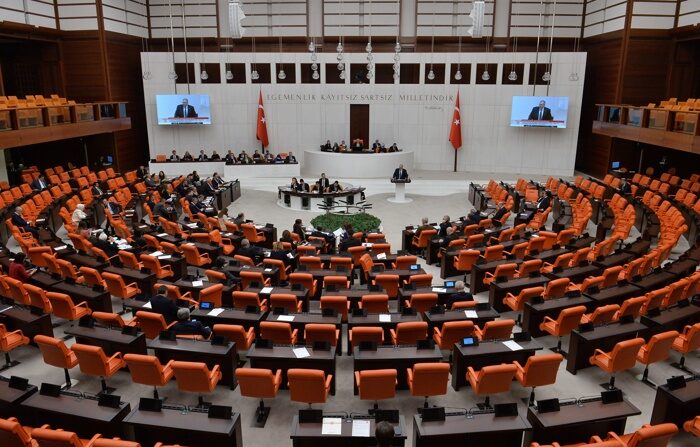 Membros do parlamento turco participam de uma sessão antes da votação de um projeto de lei sobre a adesão da Suécia (EFE/EPA/Necati Savas).