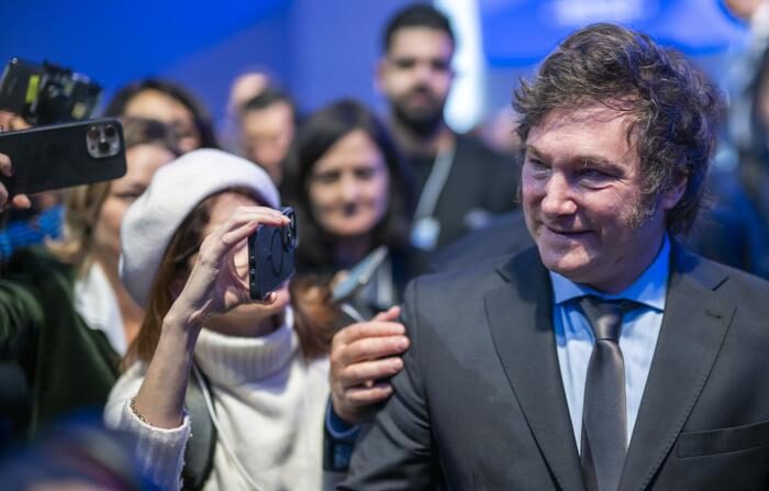 O presidente da Argentina, Javier Milei, sai após discursar durante uma sessão plenária no Salão do Congresso, como parte da 54ª reunião anual do Fórum Econômico Mundial (WEF), em Davos, Suíça, em 17 de janeiro de 2024. (EFE/EPA/Gian Ehrenzeller)