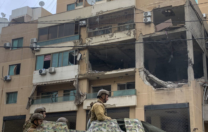 Vista do edifício bombardeado em 2 de janeiro por um drone israelense nos subúrbios do sul de Beirute, onde sete pessoas foram mortas, incluindo o número dois do movimento islâmico palestino Hamas, Saleh al Arouri (EFE/Noemí Jabois).