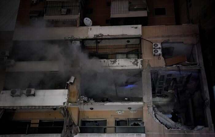 Imagem do edifício atacado por um drone israelense onde se localizava um escritório do grupo islâmico palestino Hamas, nos arredores de Beirute, e onde o número dois de seu escritório político, Saleh al Arouri, e outras cinco pessoas foram mortas (EFE/EPA/Abbas Salman).