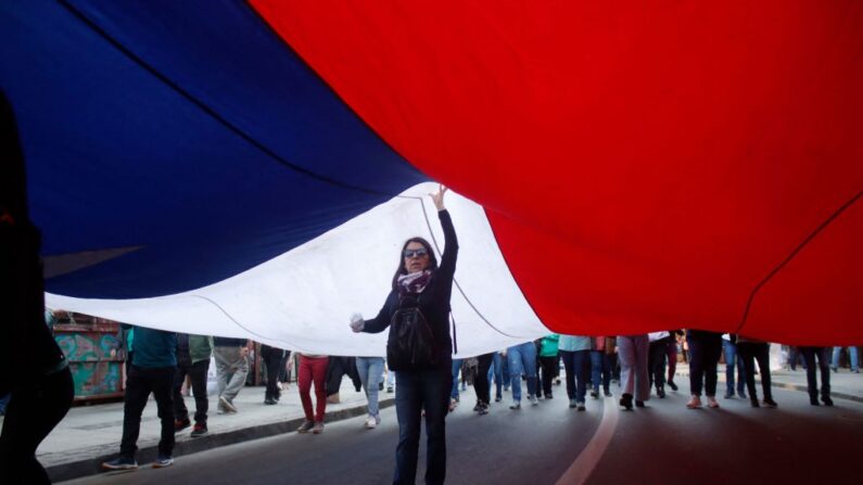Professores chilenos participam de uma marcha nacional pedindo melhores salários em Valparaíso, Chile, em 2 de agosto de 2023 (Foto: FRANCESCO DEGASPERI/AFP via Getty Images)