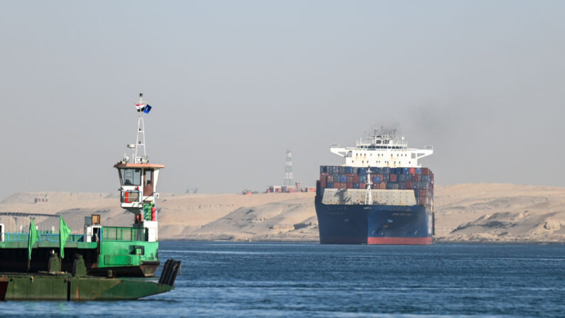 Um navio transita pelo Canal de Suez em direção ao Mar Vermelho em 10 de janeiro de 2024 em Ismailia, Egito. Na esteira da guerra de Israel em Gaza após o ataque do Hamas a Israel em 7 de outubro, os rebeldes Houthi no Iêmen prometeram interromper a passagem de todos os navios destinados a Israel pelo Canal de Suez, no Mar Vermelho. A interrupção do comércio mundial é evidente no número de empresas que usam essa rota de navios de contêineres - um declínio de 90% em comparação com os números de um ano atrás. (Foto de Sayed Hassan/Getty Images)