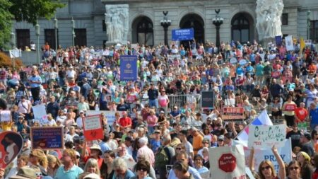 Milhares de pessoas se reúnem no Capitólio da Pensilvânia para a Marcha pela Vida