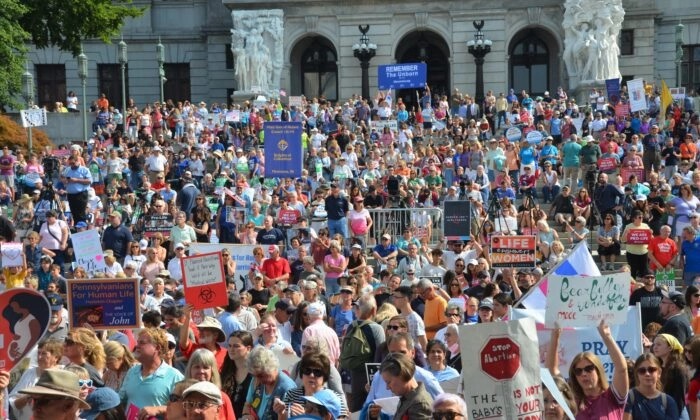 Apoiadores pró-vida se reúnem para um comício da "Marcha pela Vida" no Capitólio do Estado da Pensilvânia em Harrisburg, Pensilvânia, em 19 de setembro de 2022. (Frank Liang/The Epoch Times)