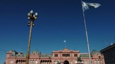 Homem é preso após tentar invadir sede do governo argentino com facão