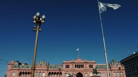 Homem é preso após tentar invadir sede do governo argentino com facão