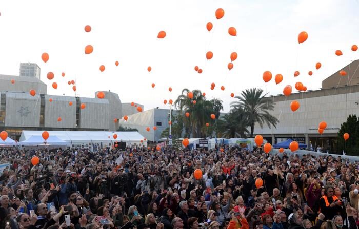  Pessoas soltam balões laranja enquanto participam de uma cerimônia para marcar o primeiro aniversário da criança israelense Kfir Bibas, que é mantida refém pelo Hamas em Gaza, do lado de fora da base militar de Kirya em Tel Aviv, Israel, em 18 de janeiro de 2024. Os participantes também estavam pedindo a libertação imediata de todos os reféns (EFE/EPA/ABIR SULTAN)
