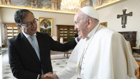 Petro propõe ao papa Francisco uma rodada de negociações com ELN no Vaticano