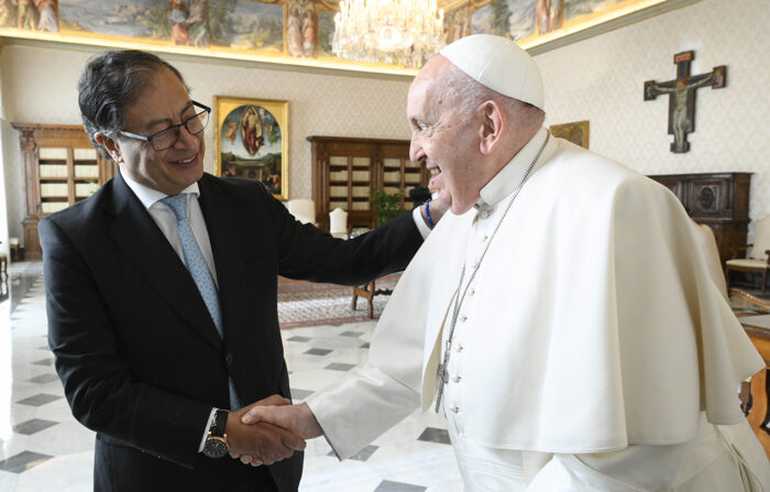 O Papa Francisco cumprimenta o presidente colombiano Gustavo Petro durante seu encontro no Vaticano na sexta-feira (EFE/Simone Risoluti/Secretaria de Imprensa da Santa Sé).