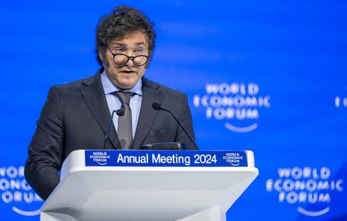 O presidente da Argentina, Javier Milei, fala durante uma sessão plenária no Salão do Congresso, como parte da 54ª reunião anual do Fórum Econômico Mundial (WEF), em Davos, Suíça, em 17 de janeiro de 2024. (EFE/EPA/Gian Ehrenzeller)