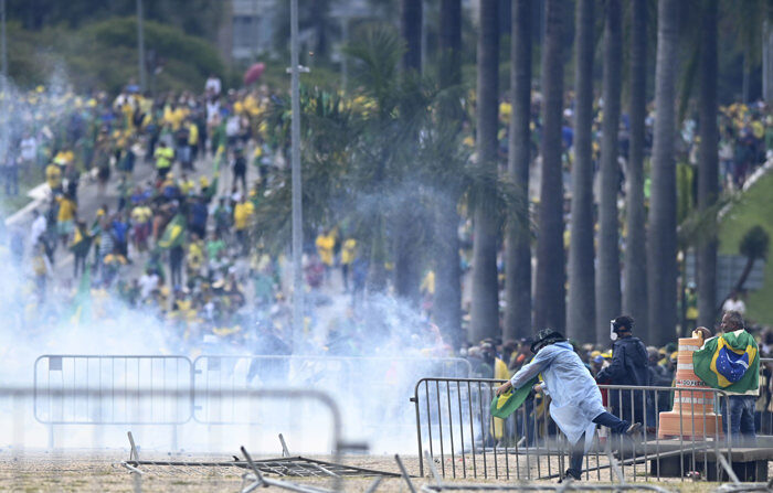 Manifestantes contra o resultado das eleições e o governo do presidente Lula da Silva invadem o Congresso Nacional, o Supremo Tribunal Federal e o Palácio do Planalto, em uma foto de arquivo. (EFE/ Andre Borges)