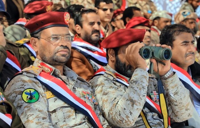Uma foto disponibilizada pelo Centro de Mídia Houthis em 13 de janeiro de 2024 mostra oficiais militares Houthi participando de um exercício militar perto da fronteira entre o Iêmen e a Arábia Saudita na área de Al-Baqaa, na província de Saada, no norte do Iêmen, em 11 de janeiro de 2024. (EFE/EPA/HOUTHIS MEDIA CENTER HANDOUT)