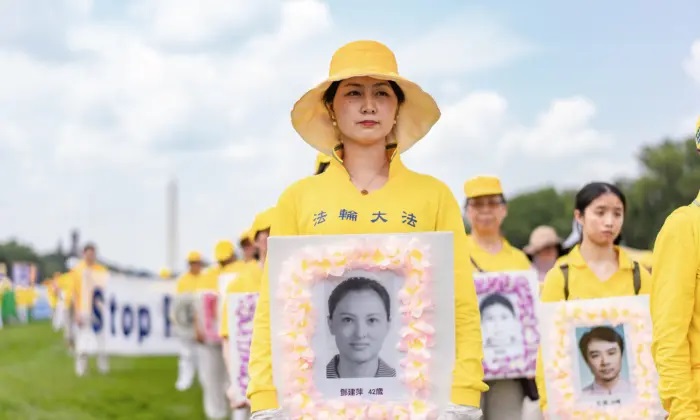Falun Gong participa de um comício para marcar o 24º aniversário da perseguição à disciplina espiritual na China no National Mall em Washington, em 20 de julho de 2023. (Samira Bouaou/The Epoch Times)