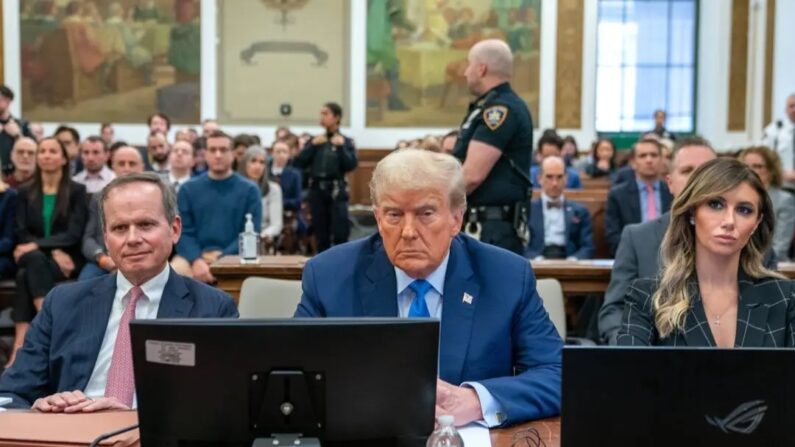 O ex-presidente Donald Trump (C) se prepara para testemunhar durante seu julgamento na Suprema Corte do Estado de Nova York, na cidade de Nova York, em 6 de novembro de 2023. (David Dee Delgado/Getty Images)